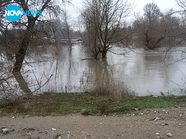 Река Тунджа залива дворове и къщи в село Крушаре