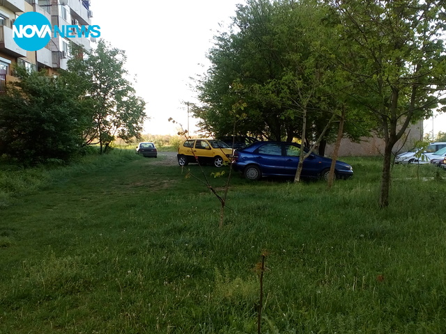 Безобразно паркиране в зелени площи