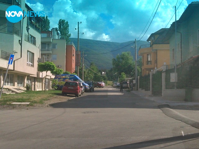 Подвеждащ знак на улица в София