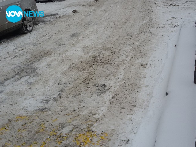 Сняг и лед по улиците до две столични детски градини