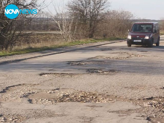 Пътища, като лунен пейзаж в Добруджа