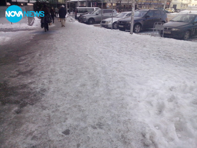 Заледен тротоар