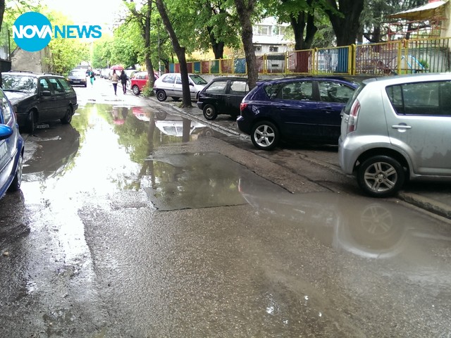 Тротоар, блокиран от паркирали коли