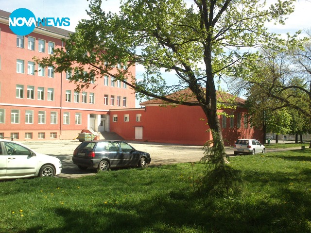 Училищен двор или паркинг?