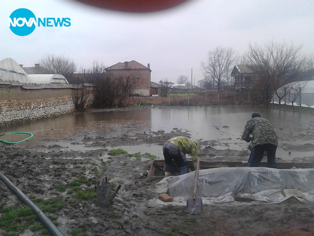 Наводнени дворове след топенето на снеговете в село Три водици
