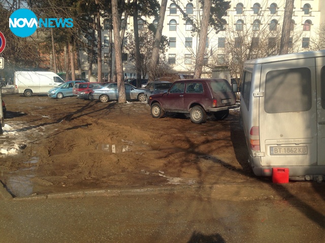 Паркинг пред данъчното във Велико Търново