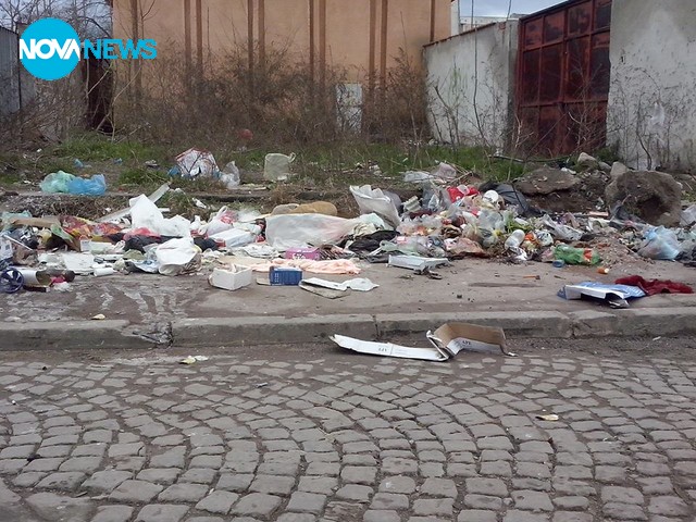 Боклук на тротоара