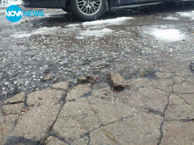 Питейната вода извира от спукан водопровод