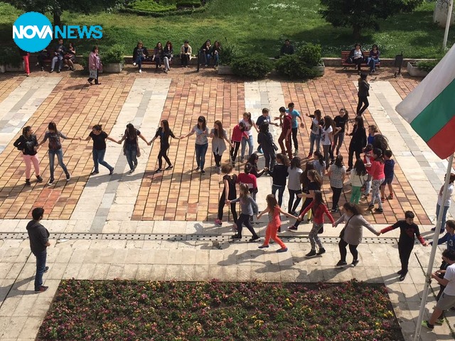 Ученици играят хора в голямото си междучасие