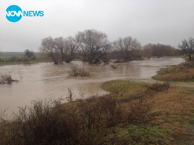 Река Сазлийка на път да наводни село Коларово
