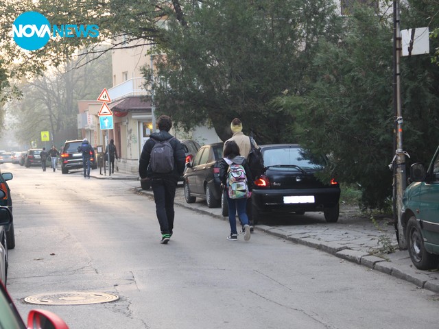 Коли по тротоара, деца на пътя