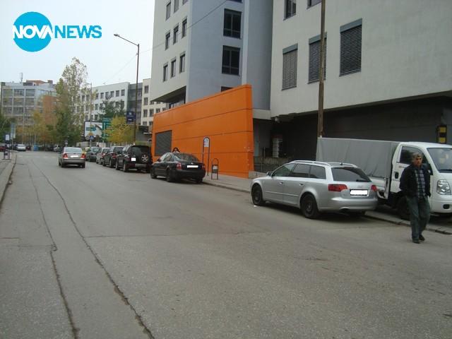 Един тротоар, плътно зает от автомобили