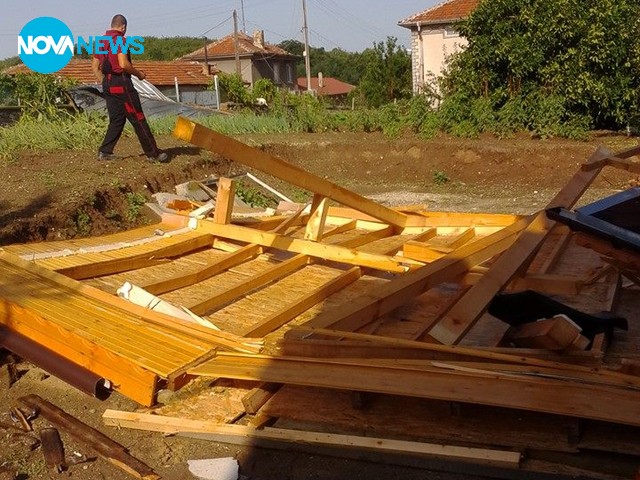 Ураганен вятър отнесе покрива на къща в с. Крепост
