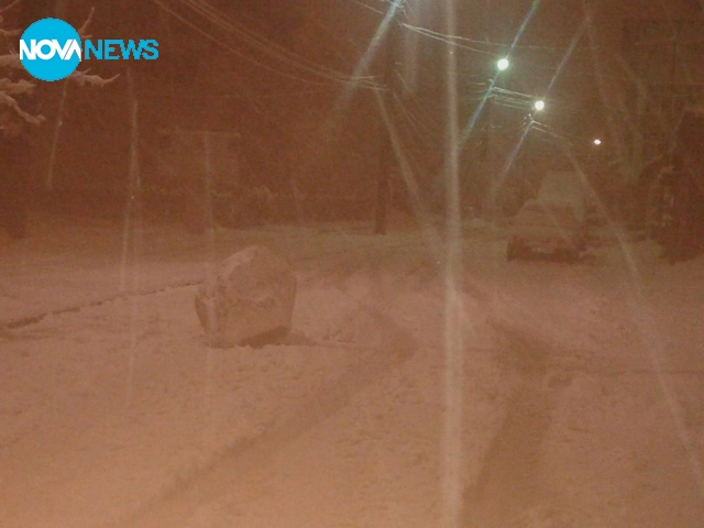 Голяма снежна топка насред улицата