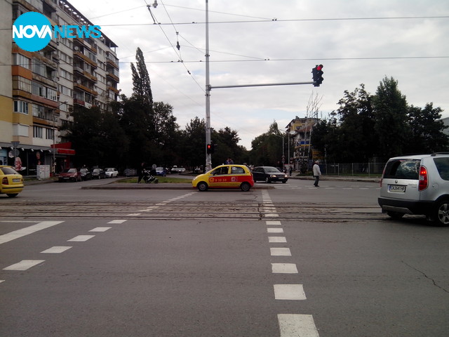 Такси, спряло на пешеходна пътека