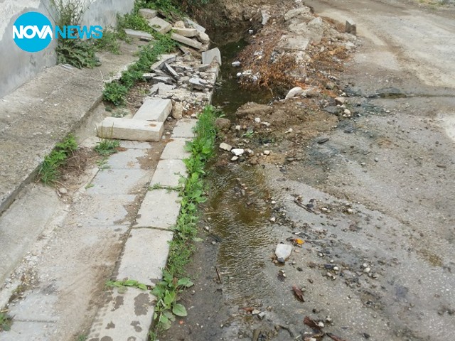 Фекалии се стичат по софийска улица