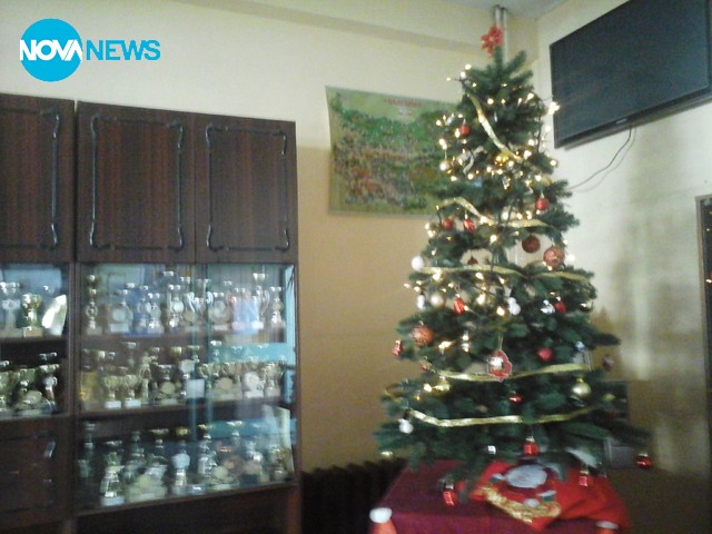 Коледна украса в 140 СОУ " Иван Богоров "