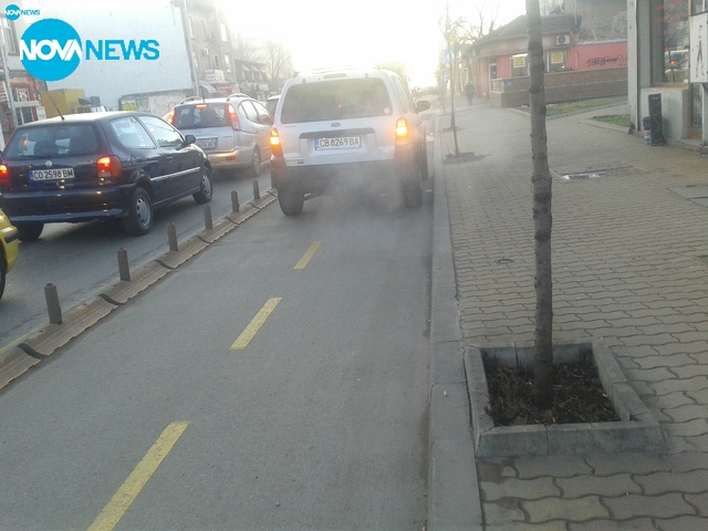 Паркиране върху велоалея