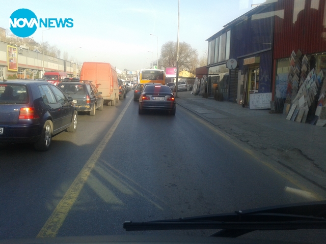 Бърз бизнесмен в бус лентата