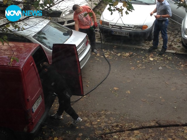 Частна подвижна бензиностанция пред входа - 2част