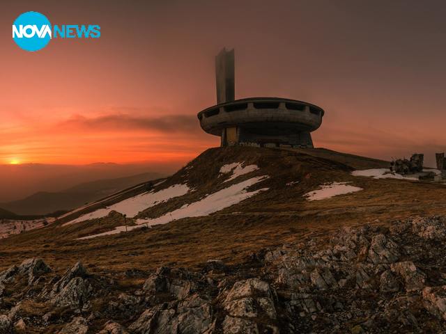 Паметникът "Бузлуджа" по залез