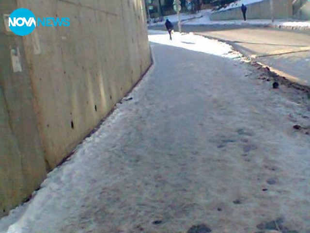 Абсурди със заледени тротоари