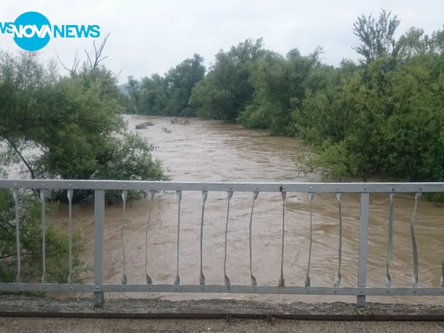 Река Янтра залива село Леденик