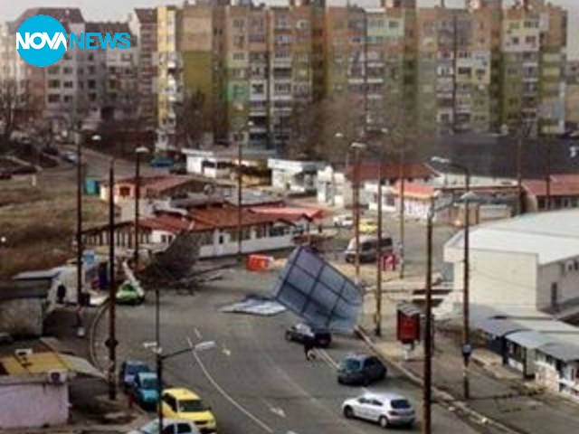 Огромни ламарини паднаха върху улица в ж.к. „Меден рудник"