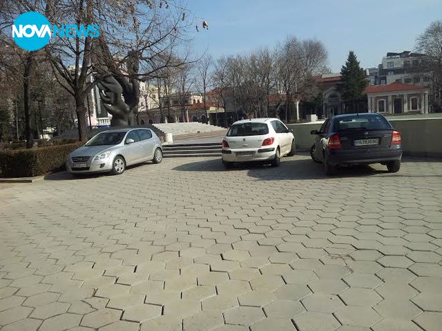 Нагло паркиране пред прокуратурата в Пловдив
