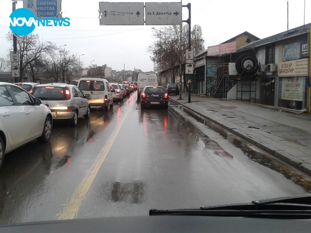 Бърз бизнесмен в бус лентата
