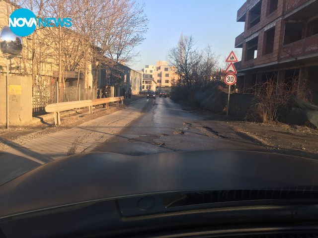 Не дупки, а езера и кратери по една софийска улица