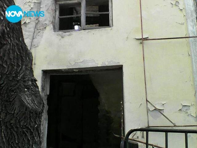 Рушаща се сграда на основен булевард във Варна