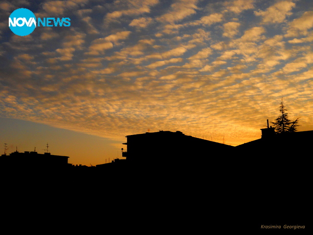 Към залез облаци пътуват