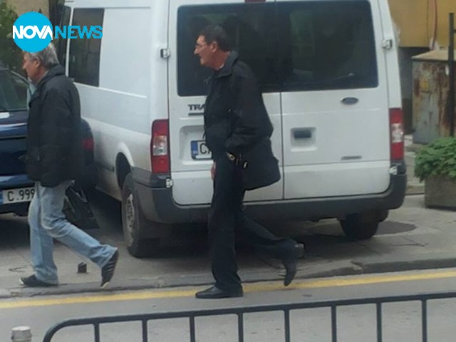 Автомобили са превзели тротоара