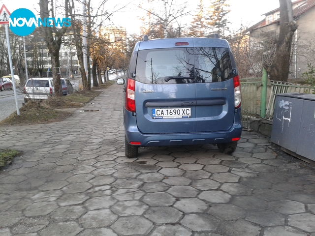 Потрошен тротоар на спирка в "Лозенец"