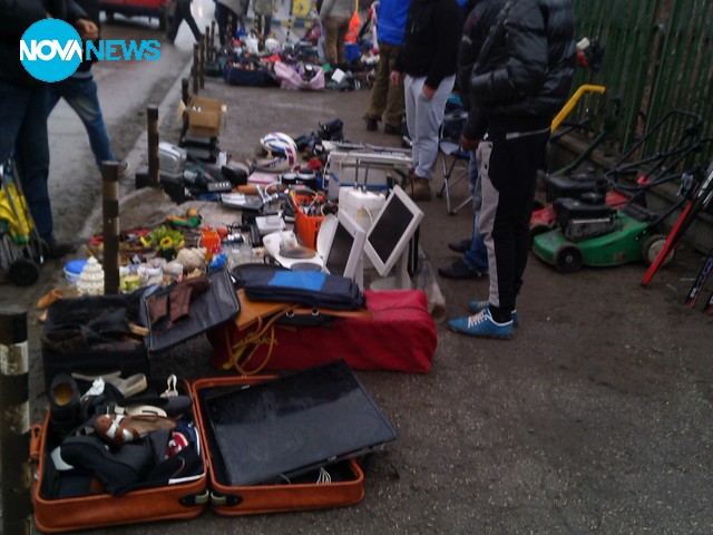 Пешеходци се движат по пътното платно заради...