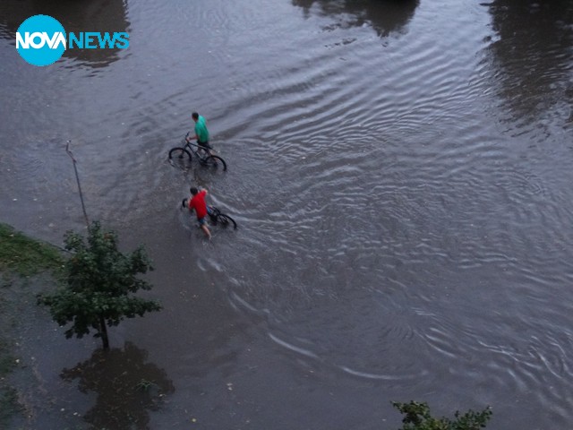 Детска площадка при дъжд