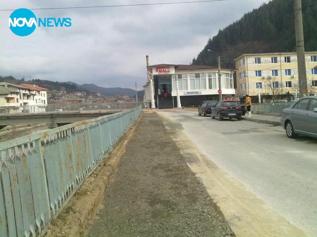 Премахмат тротоари, за да правят паркинги