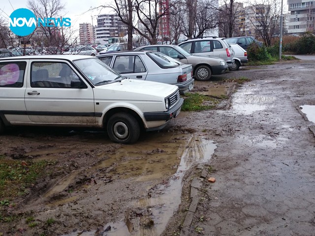 Хората газят кал, за да стигнат до метростанция