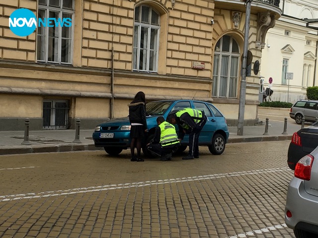 Полицаи помагат на шофьорка в нужда