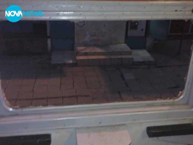 Счупени прозорци във влака Мездра-Бойчиновци