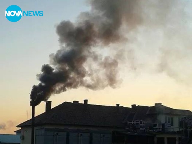 Черен дим излиза от комина на завода