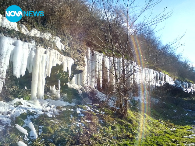 Образувани ледени висулки от природата в Ловеч