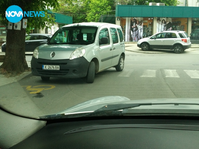 Паркиране на пешеходна пътека и място за инвалиди