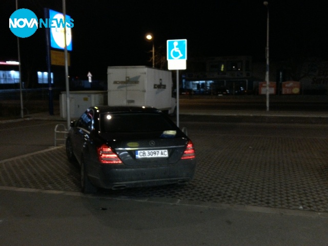 Паркиране на две места за инвалиди