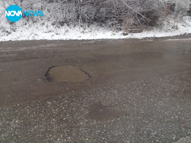 Дупки по новия асфалт между Киноцентъра и кв. "Драгалевци"