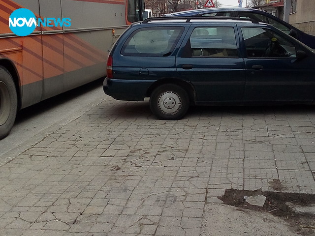 Тротоарът превърнат в паркинг...