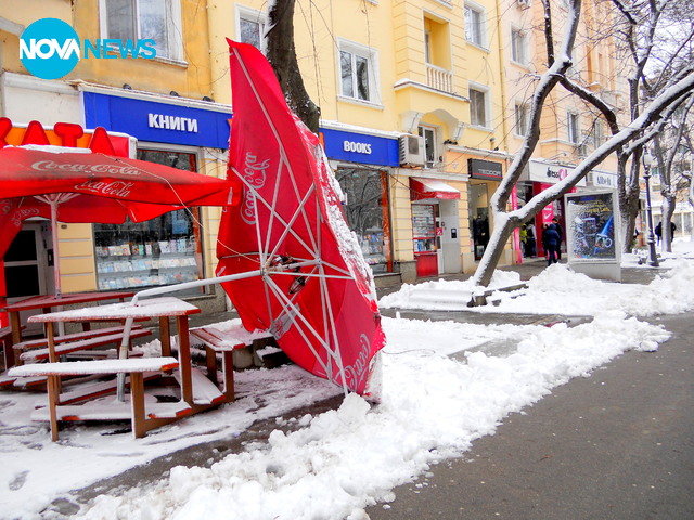 Огънат от тежестта на снега чадър