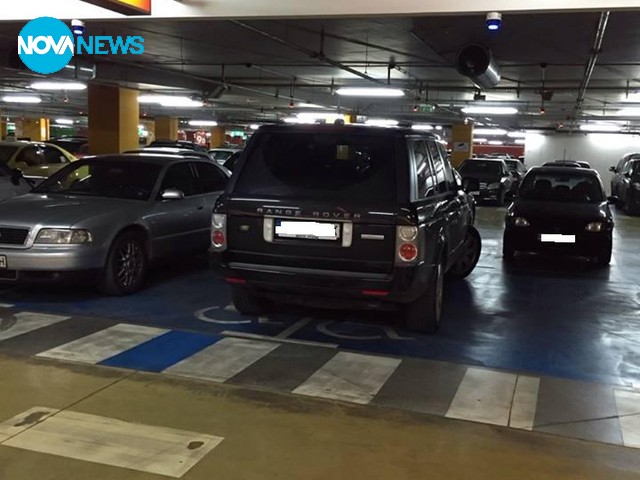 Автомобил паркирал на две места за инвалиди