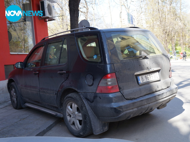 Паркиране пред входа на морската градина във Варна